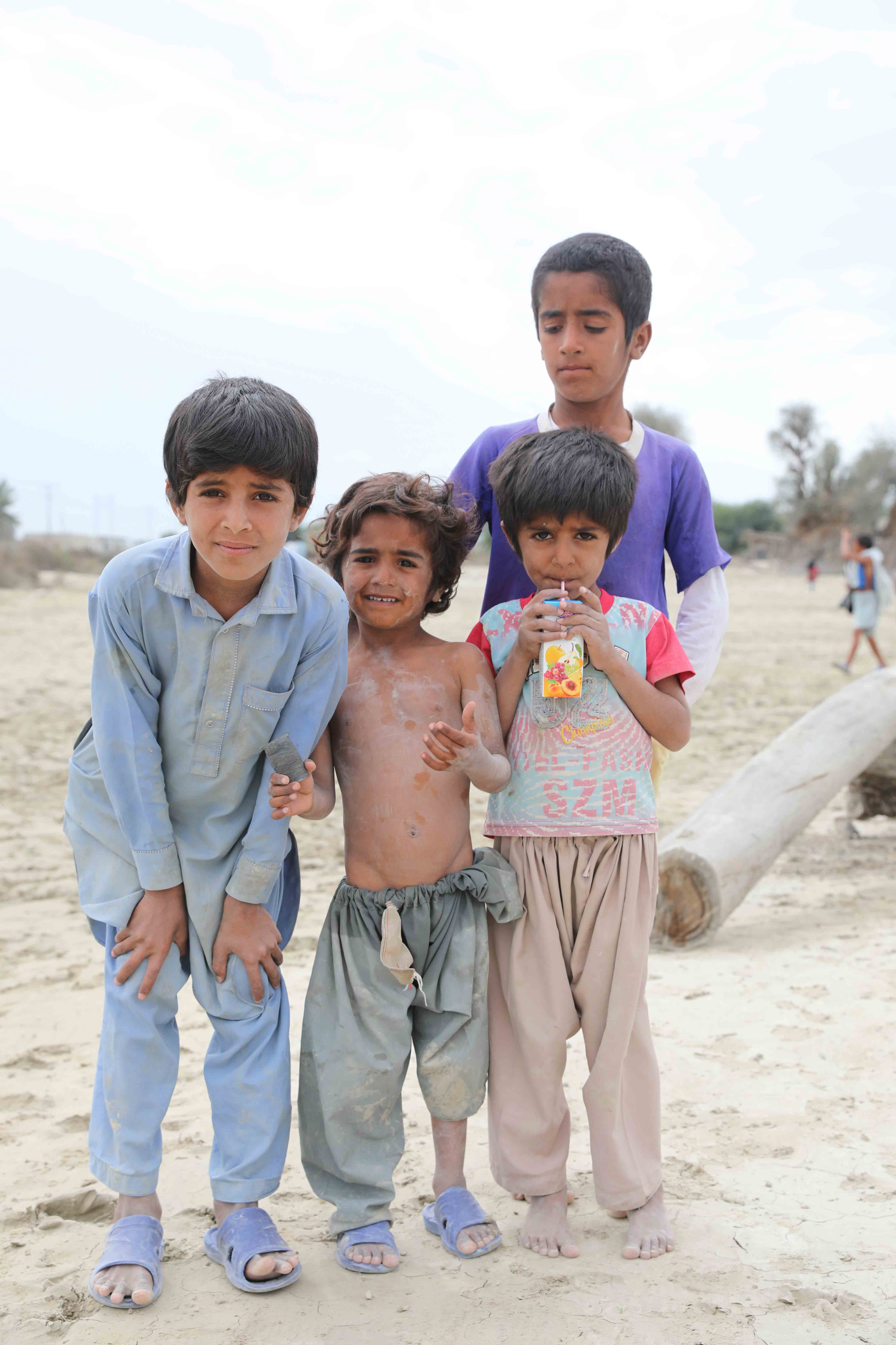 میهن در جمع کودکان سیل زده سیستان و بلوچستان