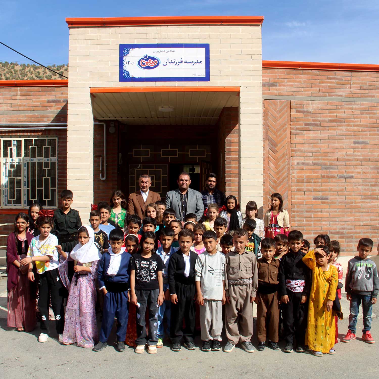 مراسم افتتاحیه 7 باب مدرسه ابتدایی خیرساز توسط موسسه خیریه چتر خوشبختی میهن در استان کردستان برگزار گردید. 