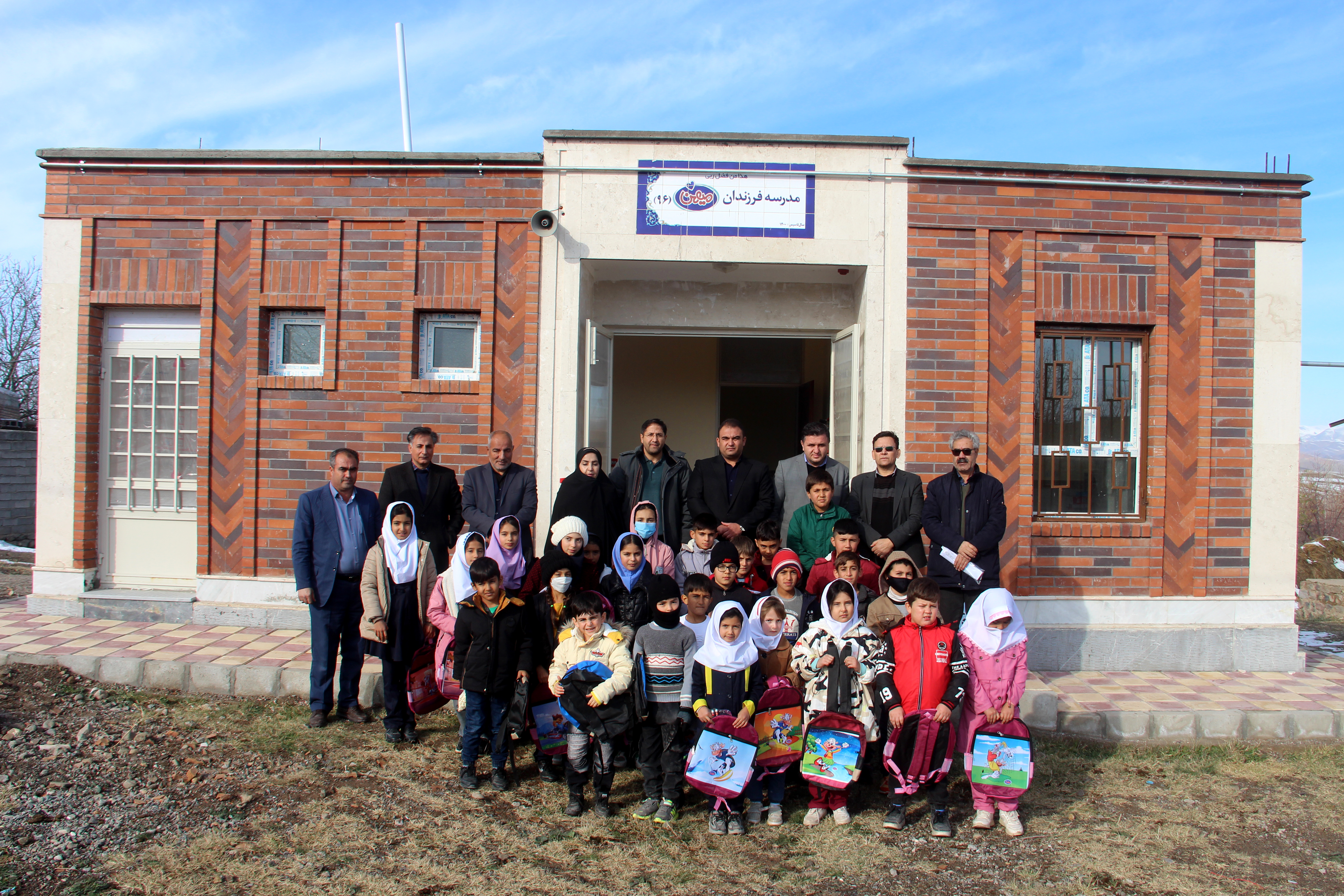 برگزاری مراسم افتتاحیه 5 باب مدرسه توسط چتر خوشبختی میهن در استان اردبیل